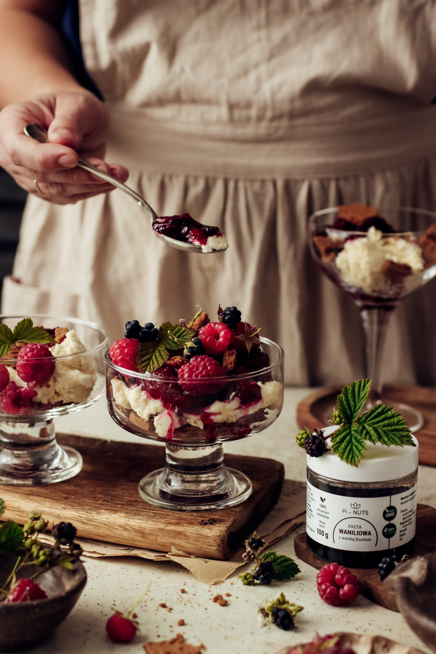 deser z ciasteczkami lotus, mascarpone i owocami