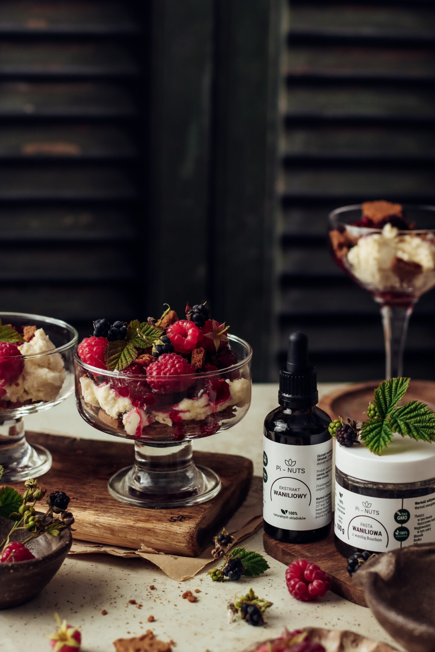 deser z ciasteczkami lotus, kremem mascarpone i owocami