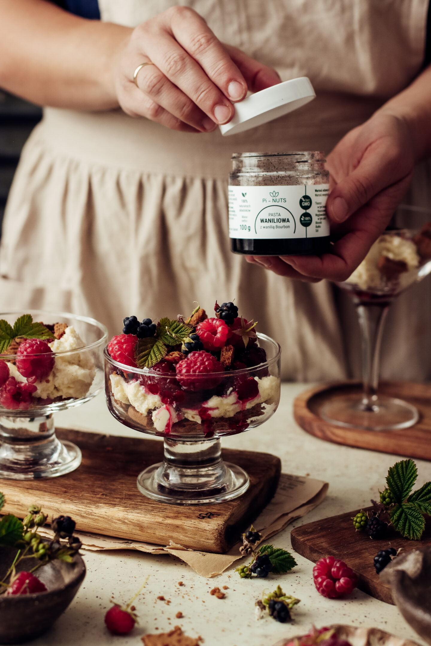 deser z mascarpone, ciastkami lotus i owocami
